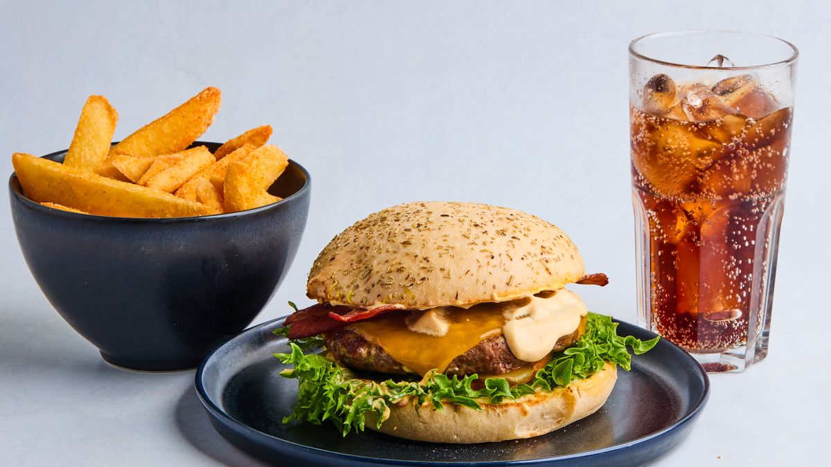 Burger Boost meny — burger, chips og drikke